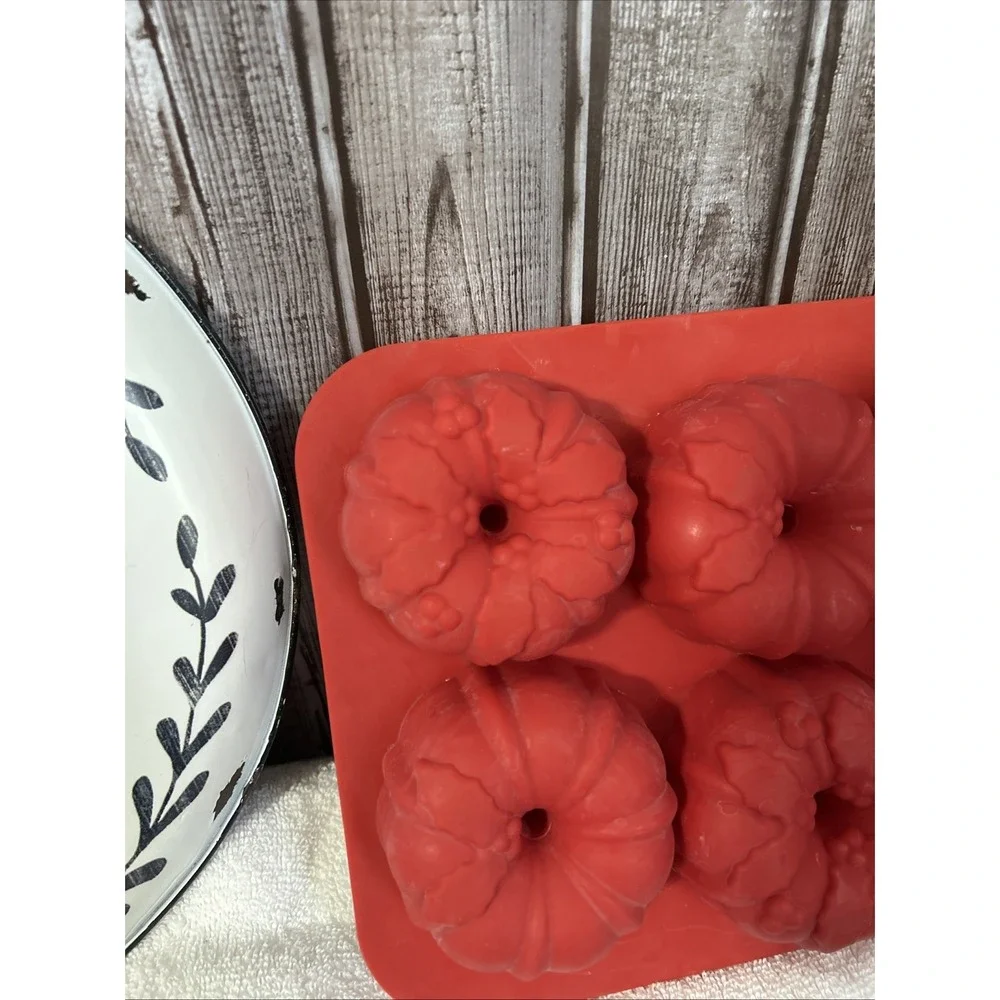 Non Flimsy Silicone Muffin Pan Poinsettia Mini Bundt Non-Stick Baking Cups Mold